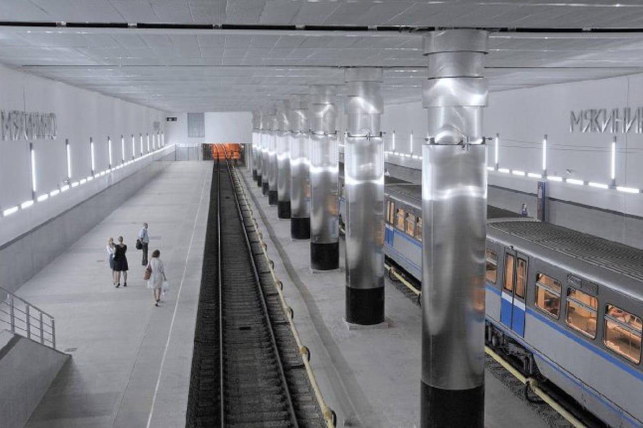 Станция метро «Мякинино» в Москве: потолок из сетки Штрек над платформой