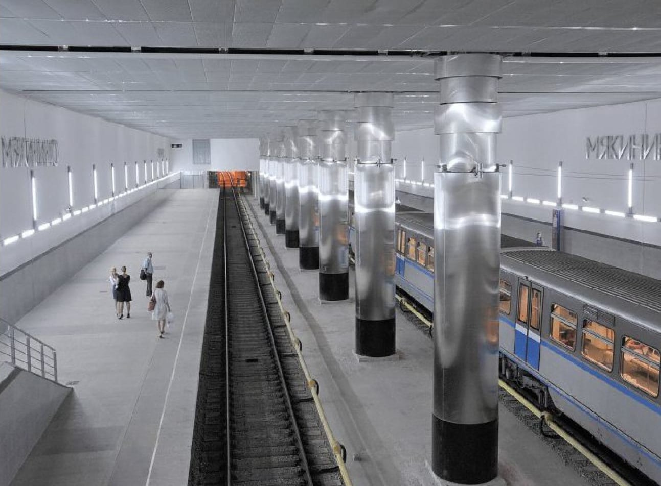 Станция метро «Мякинино» в Москве: потолок из сетки Штрек над платформой